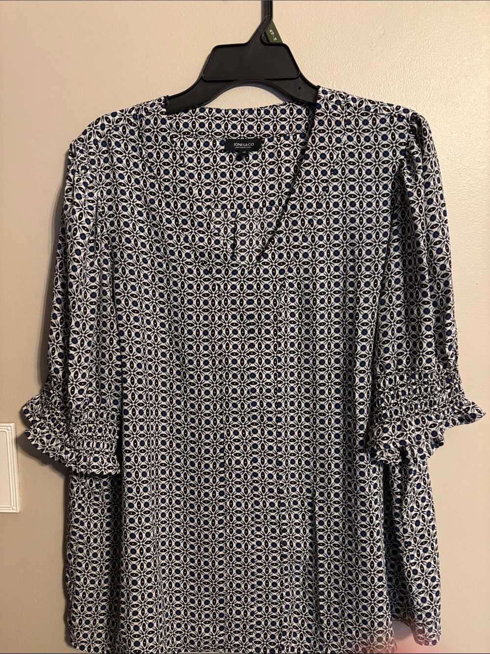Jones New York Navy, White and black short Sleeve Printed blouse